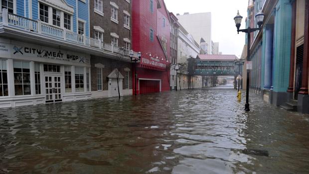 DocumentaRTVE's tweet photo. Empieza.en La 2 el doc 'Supertormenta 2012: El infierno a nivel del mar'. La ciencia explicando el #HuracanSandy http://t.co/IjvMQAPVuA