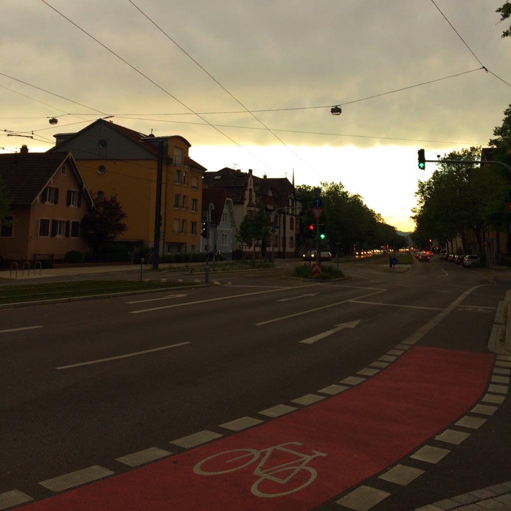 Es kommt ein bisschen Weltuntergangsstimmung angerollt. #Freiburg #FreiburgNeo #Gewitter