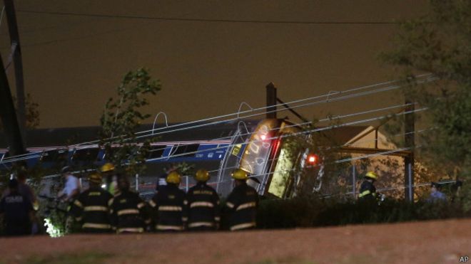 ABD'de 240 yolculu tren raydan çıktı: En az 5 ölü bbc.in/1Hh6i6c