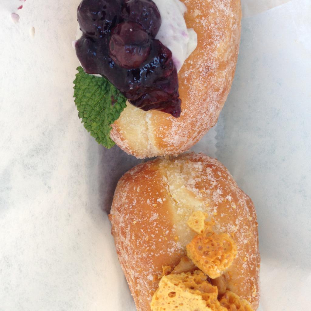 Steph_Romanes's tweet image. #Doughnutweek with @hellyskitchen in the sun @boroughmarket with amazing doughnuts from @BreadAhead