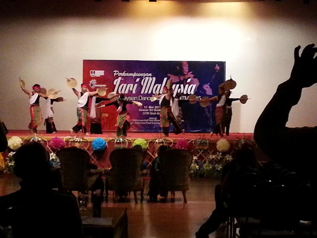 MDV2015UiTM's tweet photo. Kumpulan Lenggok dari UiTM Shah Alam #uitm #mdv2015 http://t.co/3g23IOebi9