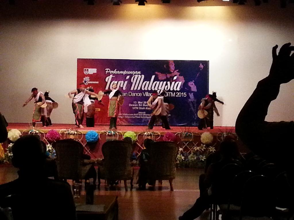 MDV2015UiTM's tweet photo. Kumpulan Lenggok dari UiTM Shah Alam #uitm #mdv2015 http://t.co/3g23IOebi9