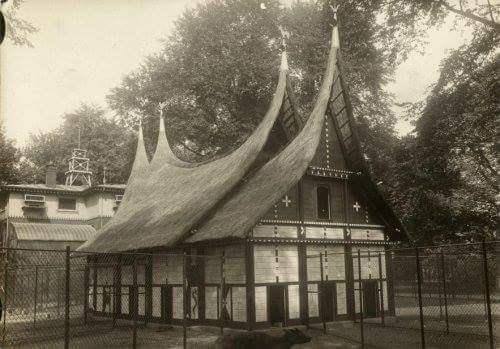Febraningsih's tweet photo. "@infoSumbar: RT @Minang_Picture: Rumah Gadang di Amsterdam Belanda, tahun 1915  (foto: CJ. Hofker) http://t.co/cCHfMc5ghx" @rendyafrian55