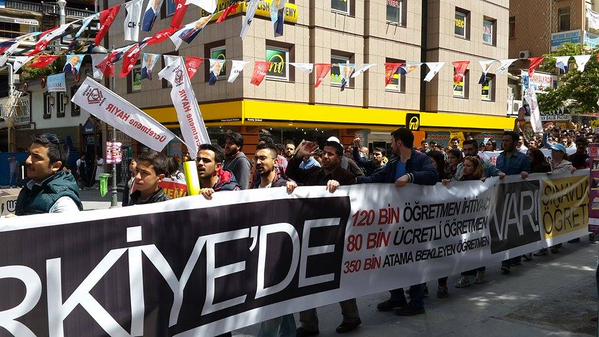 esra_turkce's tweet photo. #OgretmenlerMEBdeATAMAnerede 

40 BİN ATAMA MÜJDESİNİ BEKLİYORUZ.

@FOXTurkiye @FOXTV @fatihportakal http://t.co/9fyRQue8WS