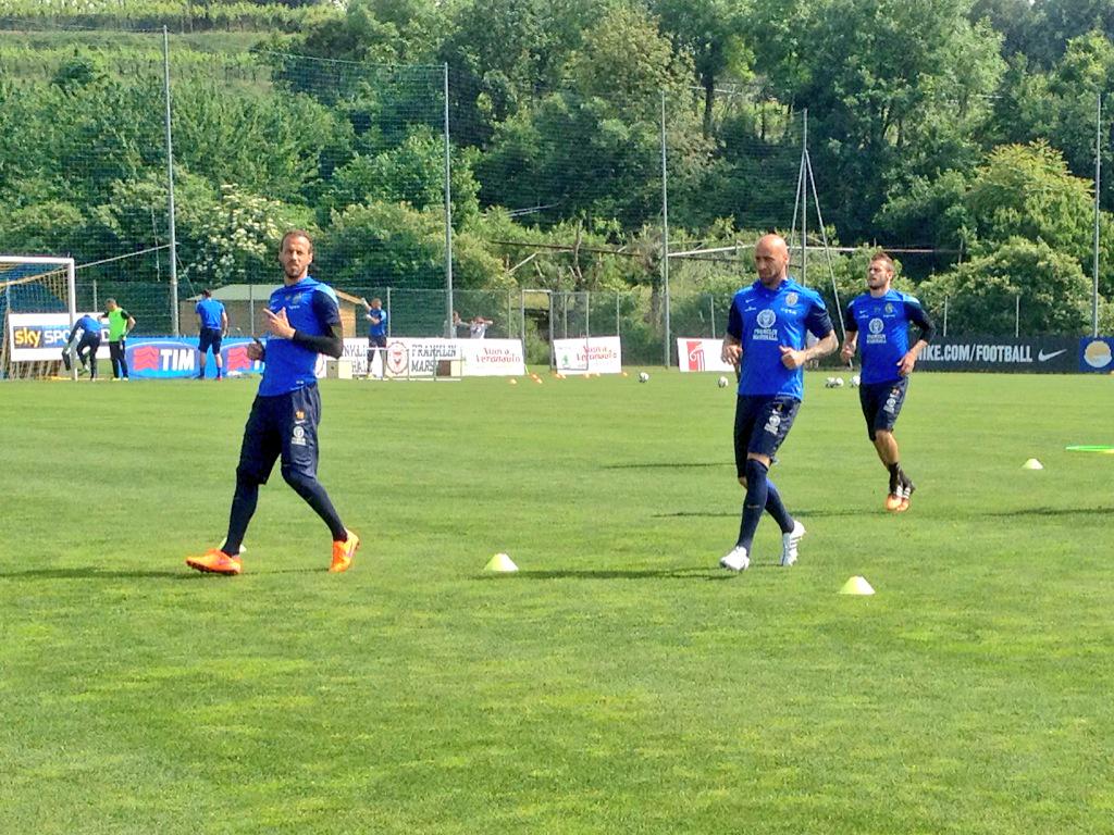 HellasVeronaFC's tweet photo. #PeschieraLive un'intesa che nasce proprio da qui, così @VangelisMoras e #Rodriguez si allenano allo #SportingCenter http://t.co/QTuXP1nl8T