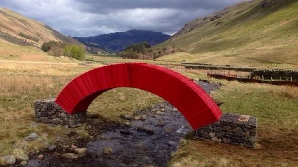 BNTeesside's tweet image. VIDEO: Visitors flock to test paper bridge bntmedia.uk/9nwmwK