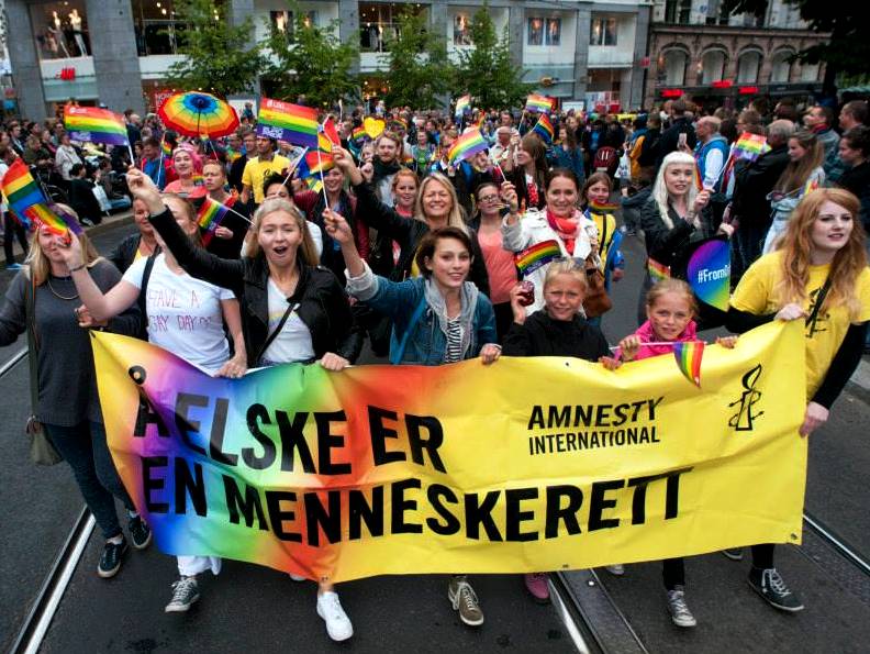 Amnesty_Norge's tweet photo. I dag markererer vi også den internasjonale dagen mot transfobi og homofobi, og minnes fjorårets fine @OsloPride. http://t.co/MzRRWRmccw
