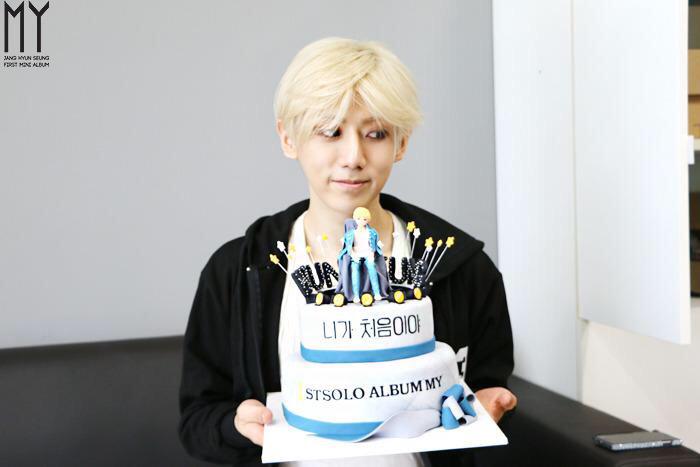 JS_allinone's tweet photo. ソロ初週のDOBがupされましたね😊 
http://t.co/W4wJIDle4N
#jsallinone でプレゼントしたパーカーを着てケーキを見せてくれました😙🎂ありがとうヒョンスン❤️ 
#현승 #ヒョンスン #니가처음이야 http://t.co/MslUUIcWPO