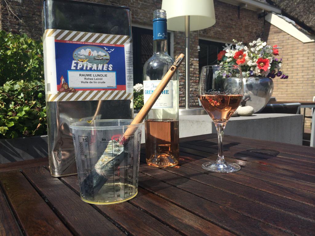 Terras meubilair in de rauwe lijnolie. Mooi weer voor rosé