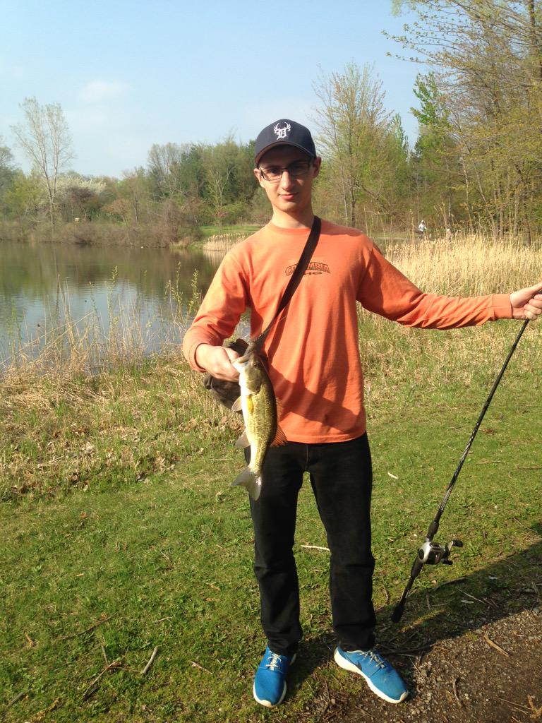 AdlerEvan's tweet photo. Hi my names nick and I need a date to prom , I like fishing and taking walks on the beach๐.Hmu ladies #prom #needdate http://t.co/2XwvZEIUng