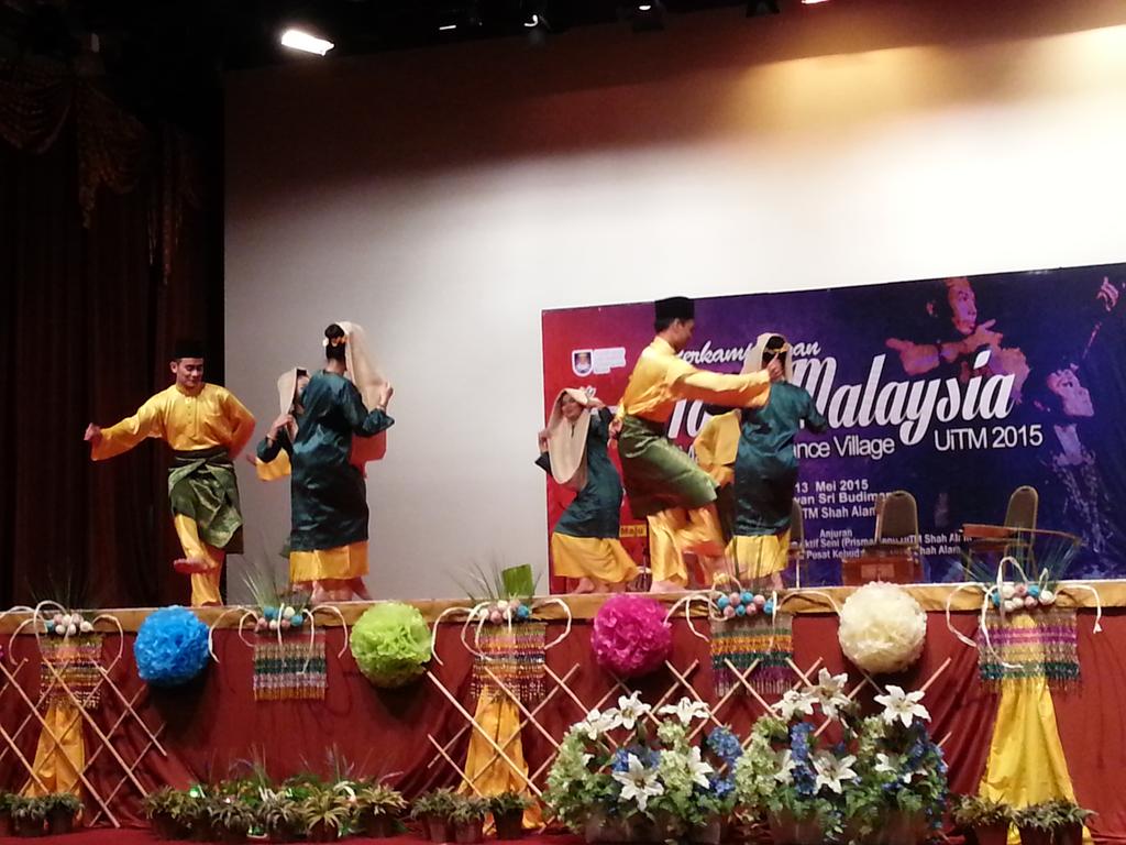 MDV2015UiTM's tweet photo. Persembahan Zapin Sri Bunian daripada Prisma Seni #mdv2015 #uitm http://t.co/EtRnsE2kzq