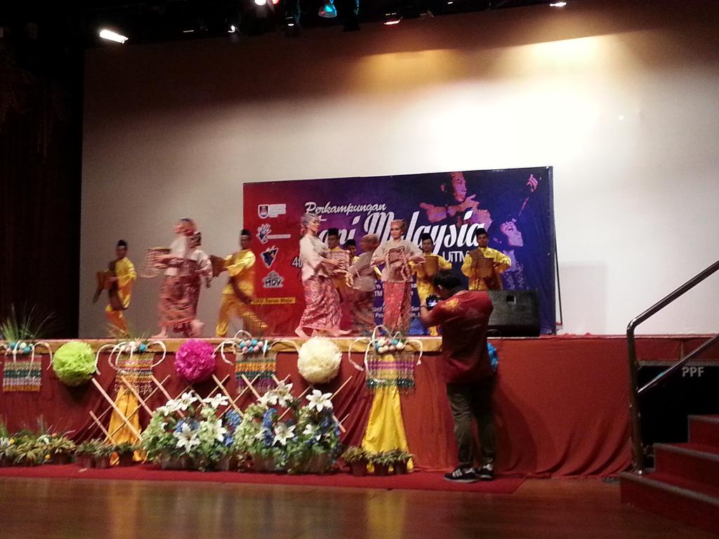 MDV2015UiTM's tweet photo. Persembahan daripada Prisma Seni http://t.co/EiB7oi5fh0
