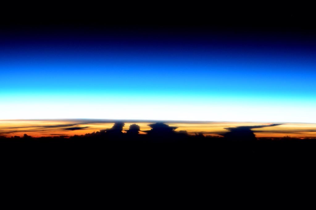 AstroTerry's tweet image. This amazing sunset view shows just how high thunderstorms can go.  This is truly #EarthArt
