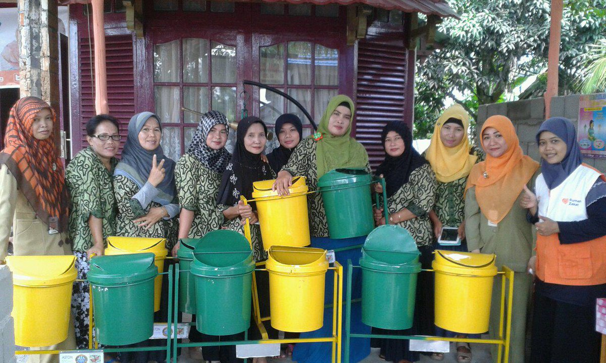 desti_cuy's tweet photo. BankSampahBorneoPontianakMendapatkanBantuanDariPemerintahKotaBerupaTongSampah @rumahzakat @RZ_Pontianak @mandiribisa http://t.co/PFU0b7KYDn