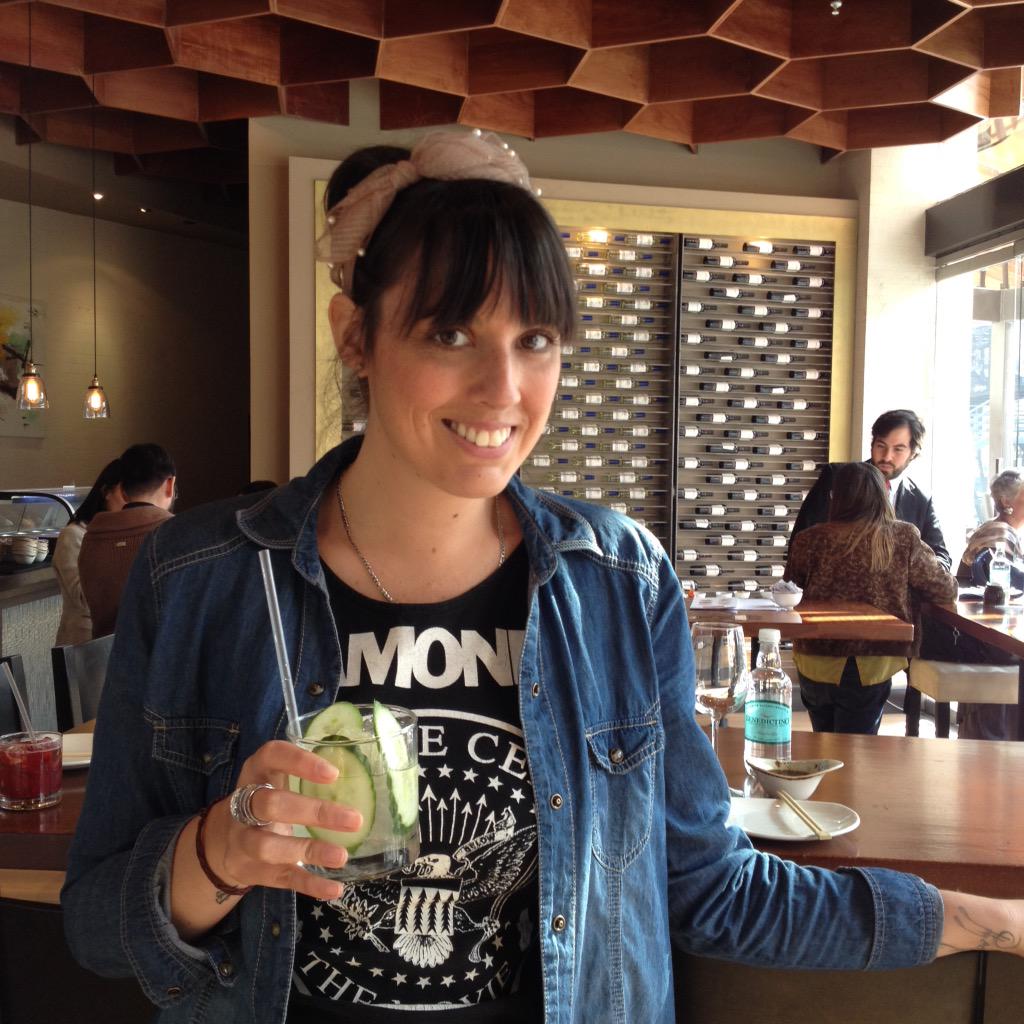 LaBettyRizzo's tweet photo. Probamos un trago maravilloso de sake + lima + pepino acá en @PFChangsChile #Salú http://t.co/CmRdP7CIqh