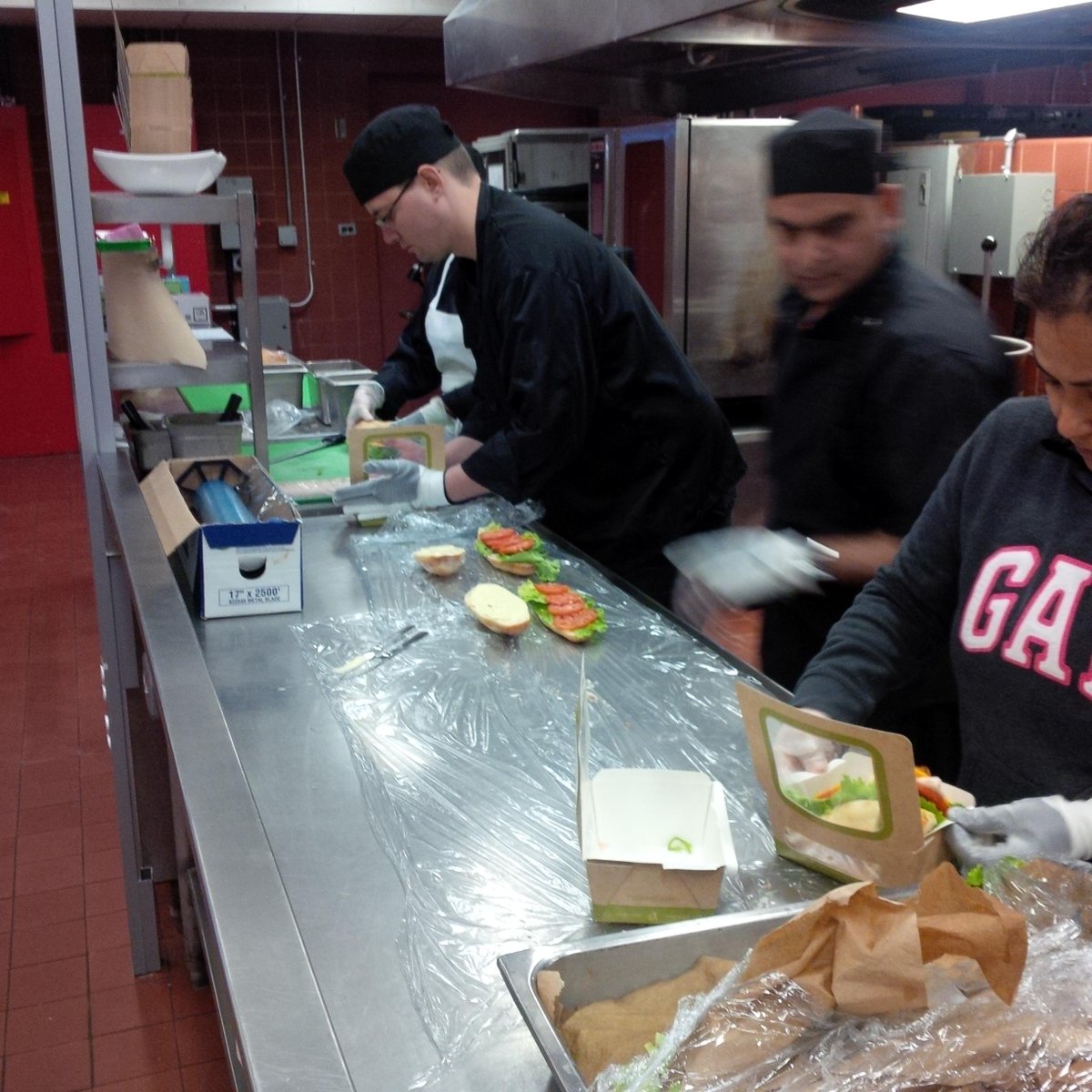 ChefWayne007's tweet photo. @OntheGoQC @SidMehta10 
Team work http://t.co/Z1uad5ceCA