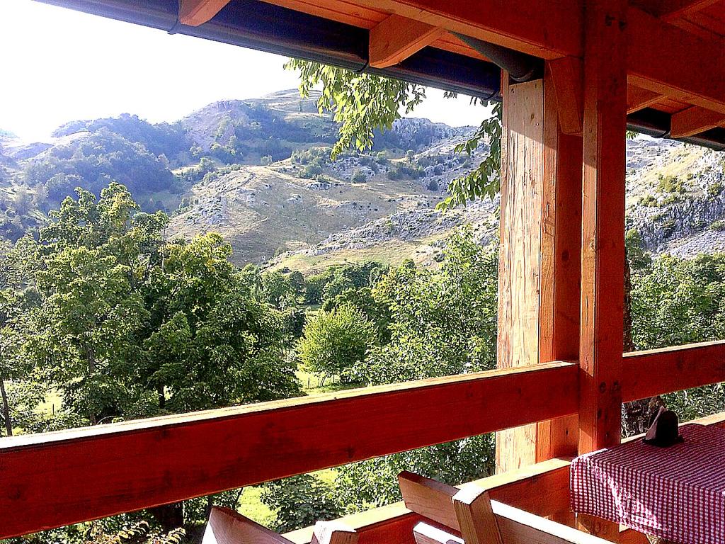 bosnia_expert's tweet photo. قرية Umoljani مطعم و منتجع عند نجاد
#البوسنة
@alwseem66
@hotels_s
@seyaha_europe
@tr__Ar
@Travel__Info
@Tourism45 http://t.co/oV3z8v14PP