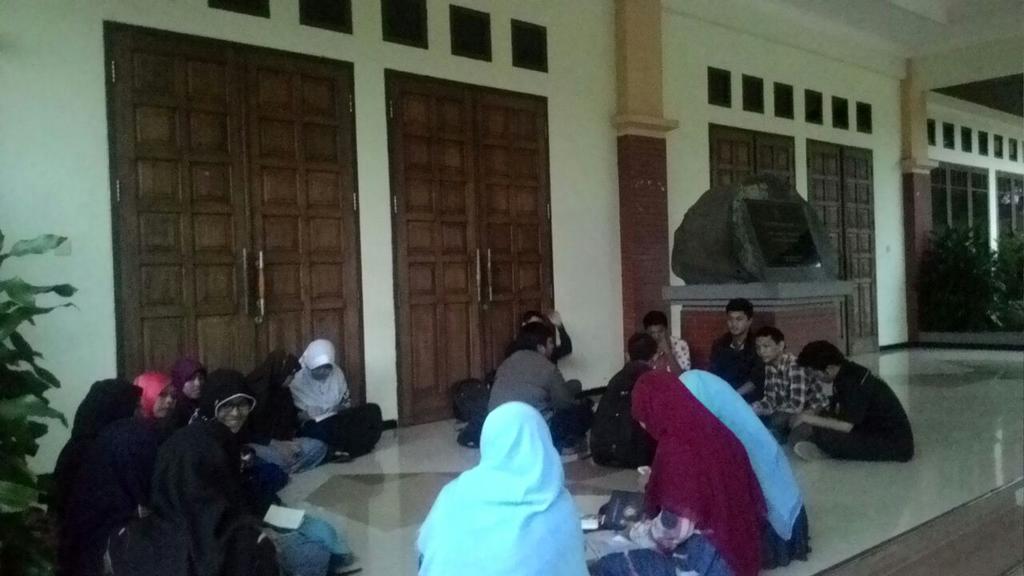 Hai hai hai ~ nihh suasana panitia DM Undip yg dihadiri dr perwakilan Hukum,fib,kombes,Feb,fpp :) <a href="/KAMMISemarang/">KAMMI Semarang</a>