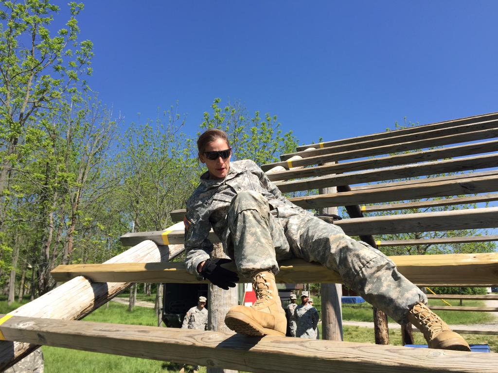 Ssgt Stephanie Marschall of the @MinnesotaArmyNG completes an obstacle course @CampAtterburyIN #BestWarrior