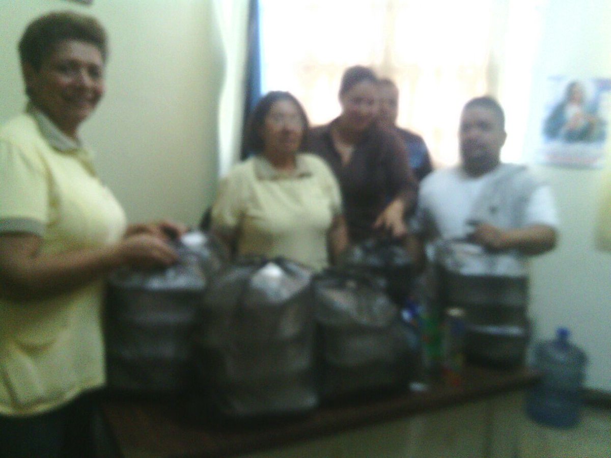 Catatumbo's tweet photo. Donacion de Almuerzos niños de 1er Grado de la E.N Pichincha (Maracaibo) el 06/05/2015 @Catatumbo y COAPETROL Aliados http://t.co/frrq2nzZcZ
