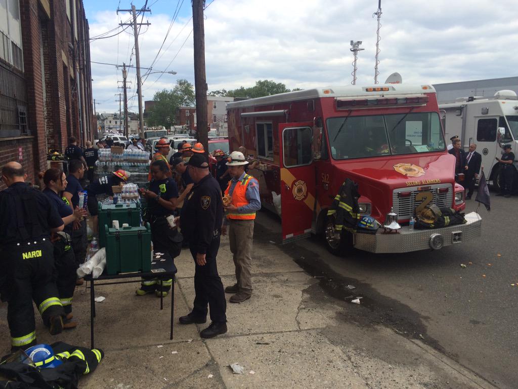 PresidentAPDFOP's tweet image. thank you @PhillyFireDept for the food and drinks for my officers!!! @apdfop @Amtrak @FOPLodge5
