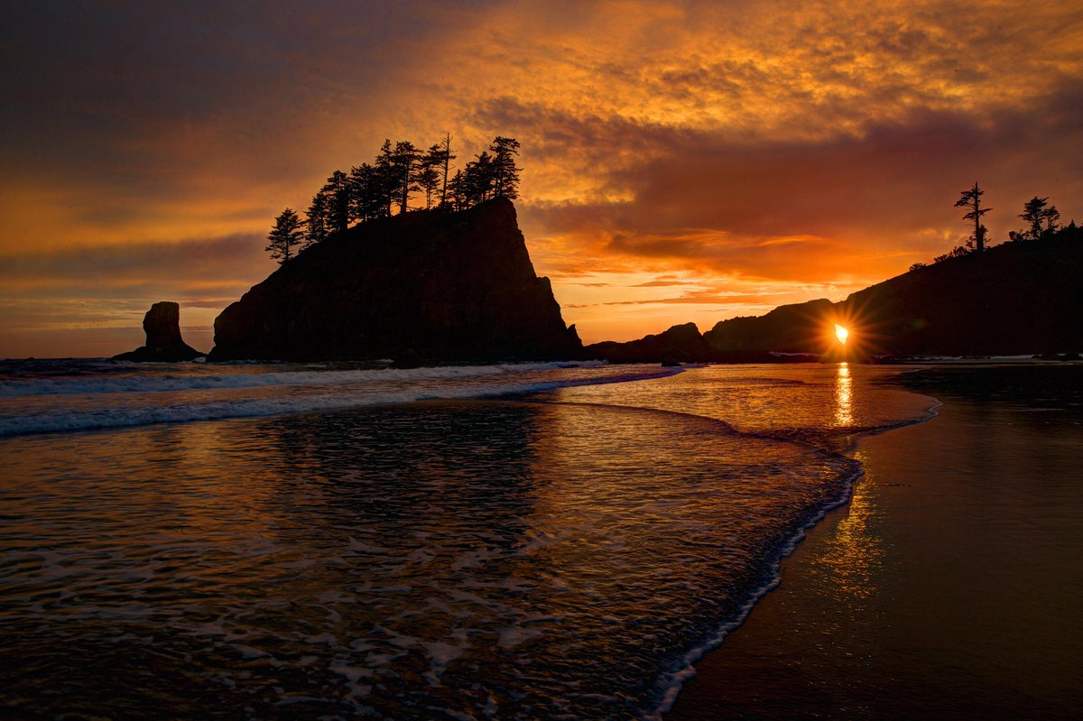 Here’s a stunning #sunset over Quillayute Needles #WildlifeRefuge by Melissa Hahn #Washington