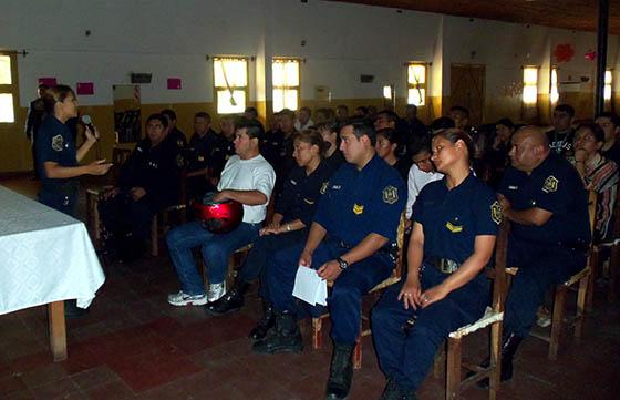 JUNTOS2015's tweet photo. La Policía Comunitaria se capacita en prevención de violencia ciudadana. http://t.co/bYWeOjG2Pk http://t.co/c33fbyTNxe