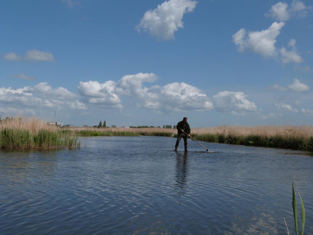 dennisinhetwild's tweet photo. Het pad weer begaanbaar maken voor Wandelen over Water 2015.. Kom tijdens Pinksteren het Guisveld beleven. http://t.co/G5waClVB42
