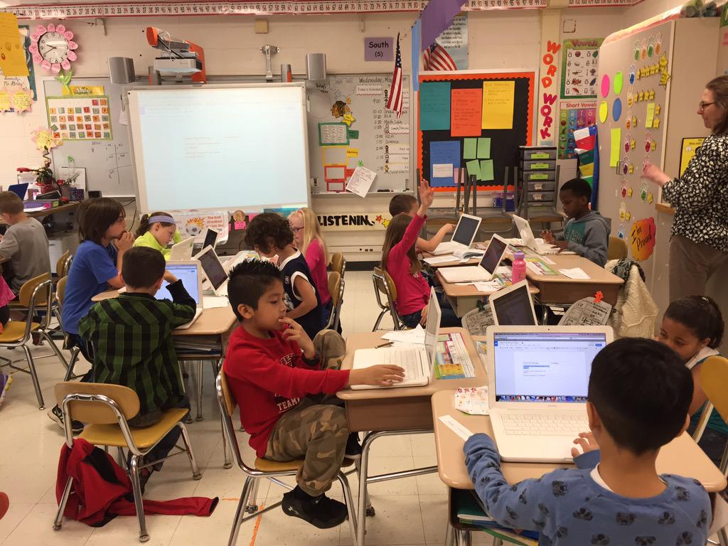 Students and their gmail! We are a lucky district! #techrocks #redoakschool #2ndgraderocks #desertwonderings