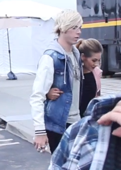 PlaidsByShawn's tweet photo. I see you @rikerR5 and @Allisonholker #TeamRallison #sceencap http://t.co/oeK3KwjIJf
