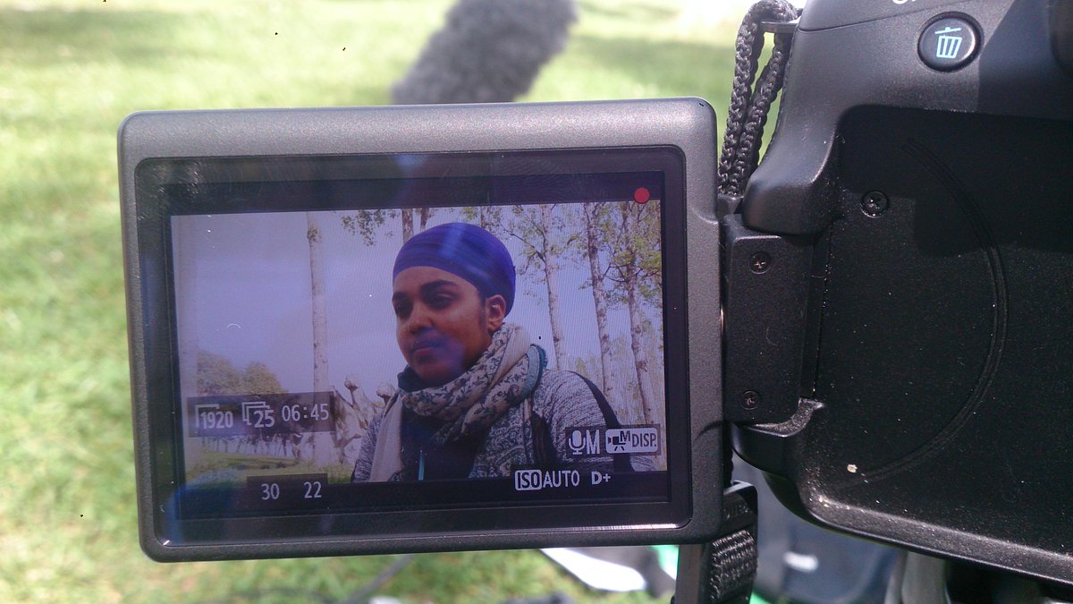 "Vaig a l'Índia per veure a la meva família,però a Barcelona em sento com a casa.M'agrada més viure aquí."Parminder K