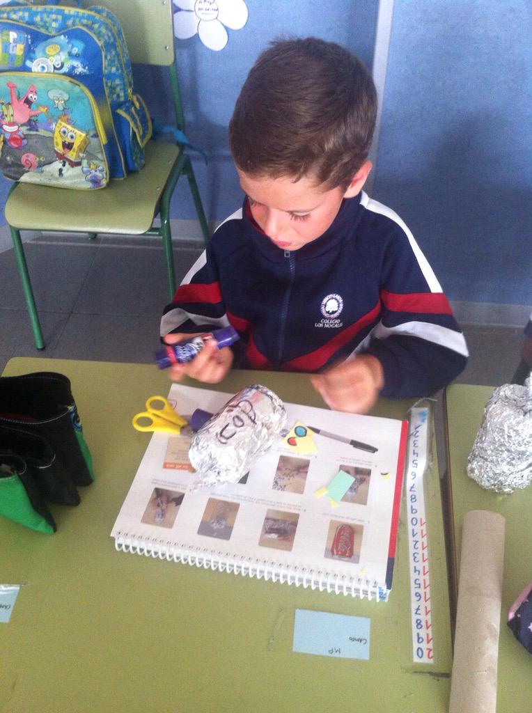 Los chicos y chicas de 1º de Educación Primaria construyen un mini robot en clase de Arts.