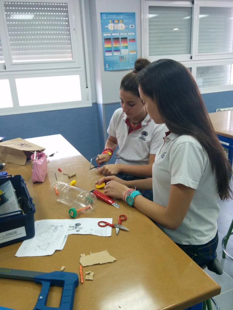 Los alumnos de 3º ESO construyen aviones, trenes y coches en sus proyectos sobre plásticos de Tecnología.