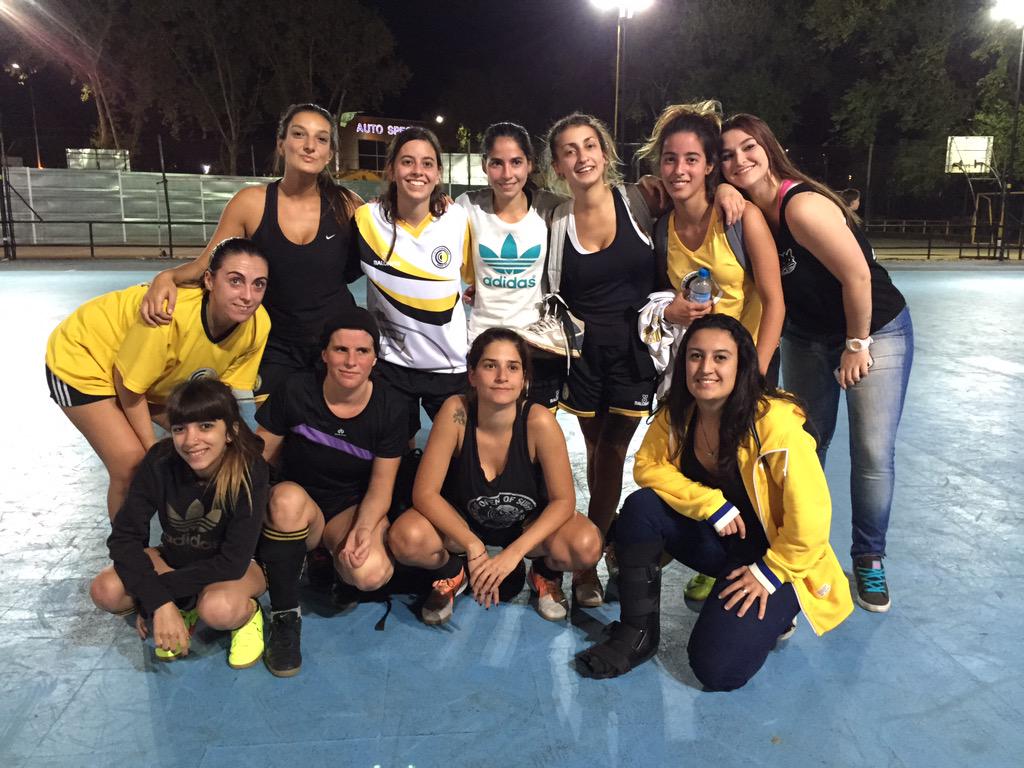 #HoyJueganLasCarteras 21hs en la sede de Independiente en Boyaca 470 <a href="/TCartero/">Territorio Cartero</a> <a href="/Decomusoy/">De Comu Soy</a> @_ColuJulieta <a href="/Marverdu/">Marlene Verdura</a>