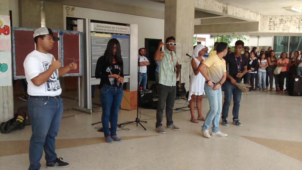 capellaniauc's tweet photo. Presentación de los chicos @abinu_db "Tu verdadera identidad es Jesús." #SoyCatólicoyUcista http://t.co/oym7tCIJS8