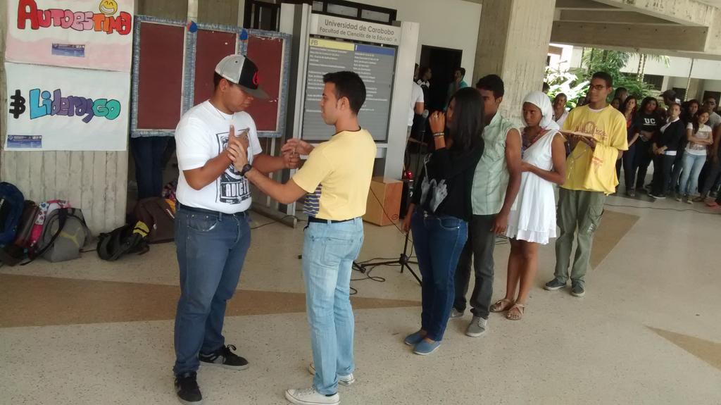 capellaniauc's tweet photo. Presentación de los chicos @abinu_db "Tu verdadera identidad es Jesús." #SoyCatólicoyUcista http://t.co/oym7tCIJS8