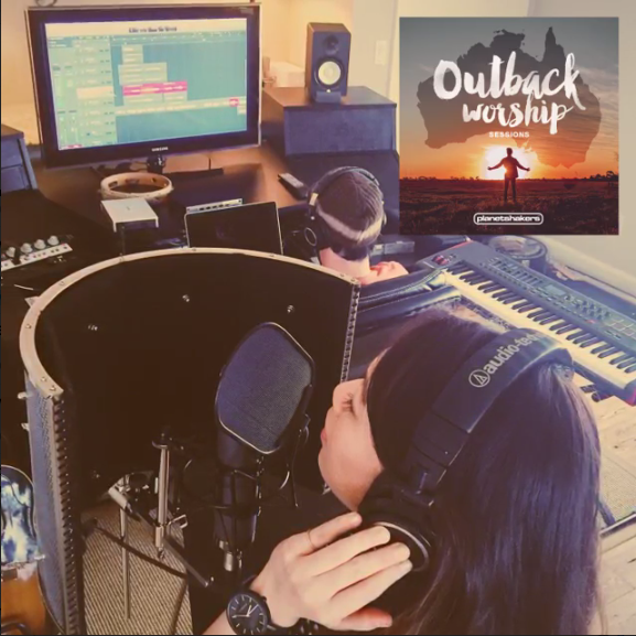 .<a href="/planetshakers/">Planetshakers</a> <a href="/steph_ling/">Steph Ling</a> laying down vocals 4 #outbacksessions <a href="/EdCashStudio/">Ed Cash</a>
bit.ly/outbackps