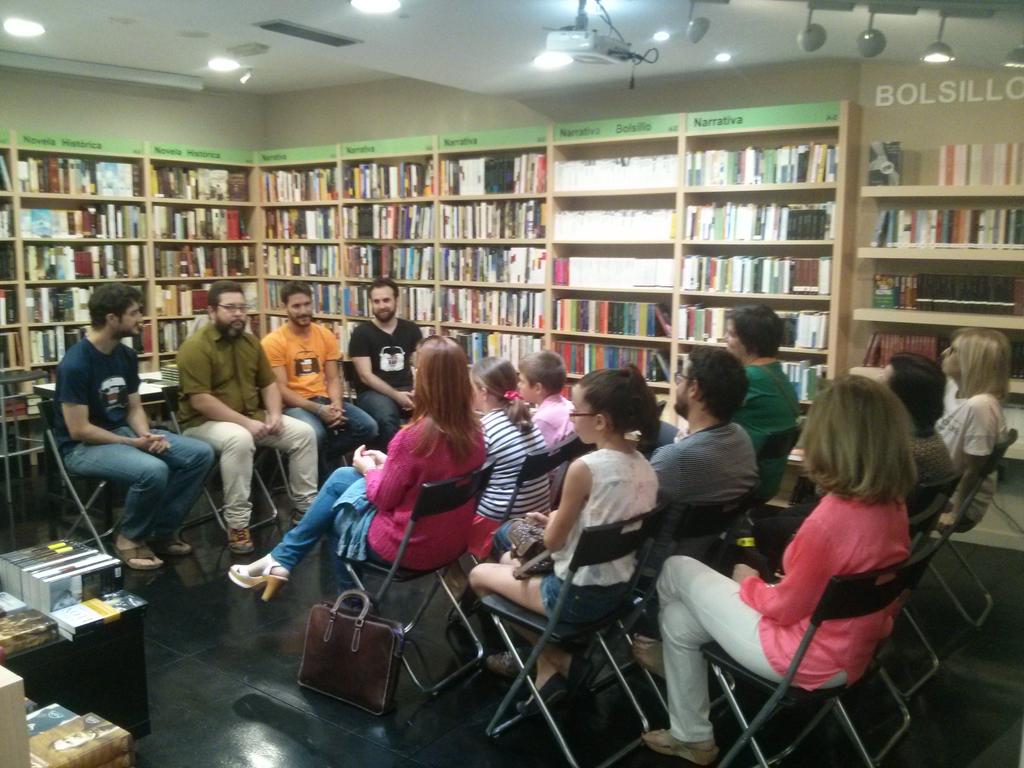 BigVanCiencia's tweet image. En @BibabukLibreria con @CienciaenBares  presentando #situmedicesgen y hablando de ciencia