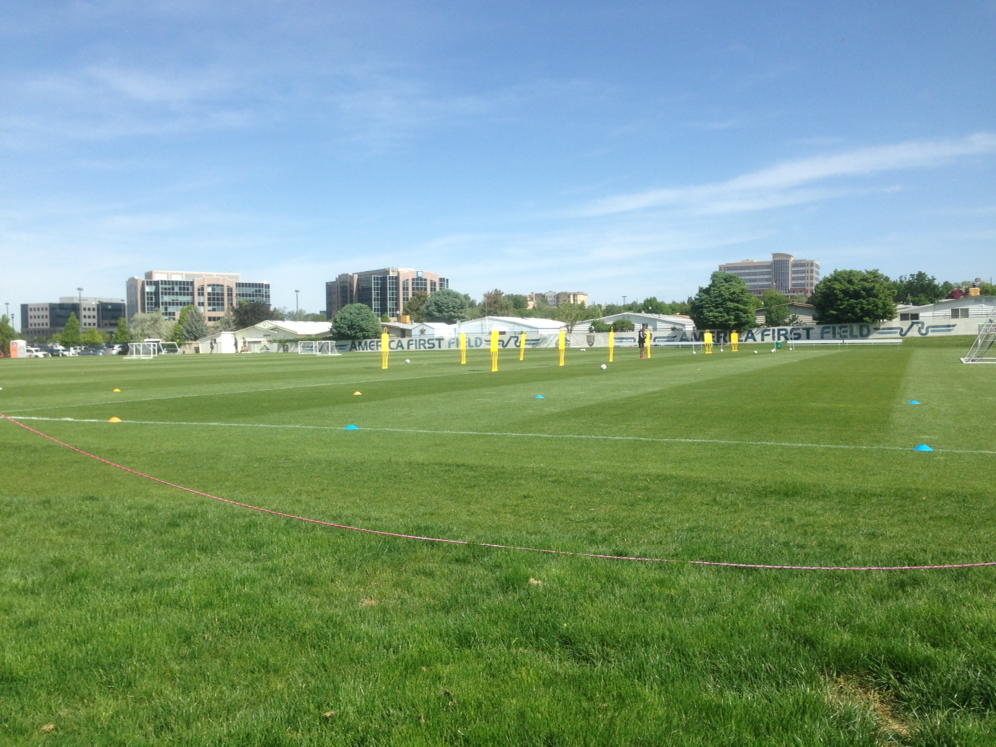 ZonaGrassGuy's tweet photo. Getting ready for team practice. #FreshCut #PracticeMakesPerfect #PracticeFieldMaintenance #RSL http://t.co/i2VSZUoDIy