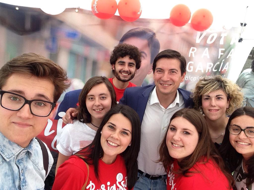 Rafa_Burjassot's tweet photo. Con las jóvenes y los jóvenes, contando nuestras propuestas a los vecinos del Parque Misionero García de #Burjassot http://t.co/zlzZ9vMCJ4