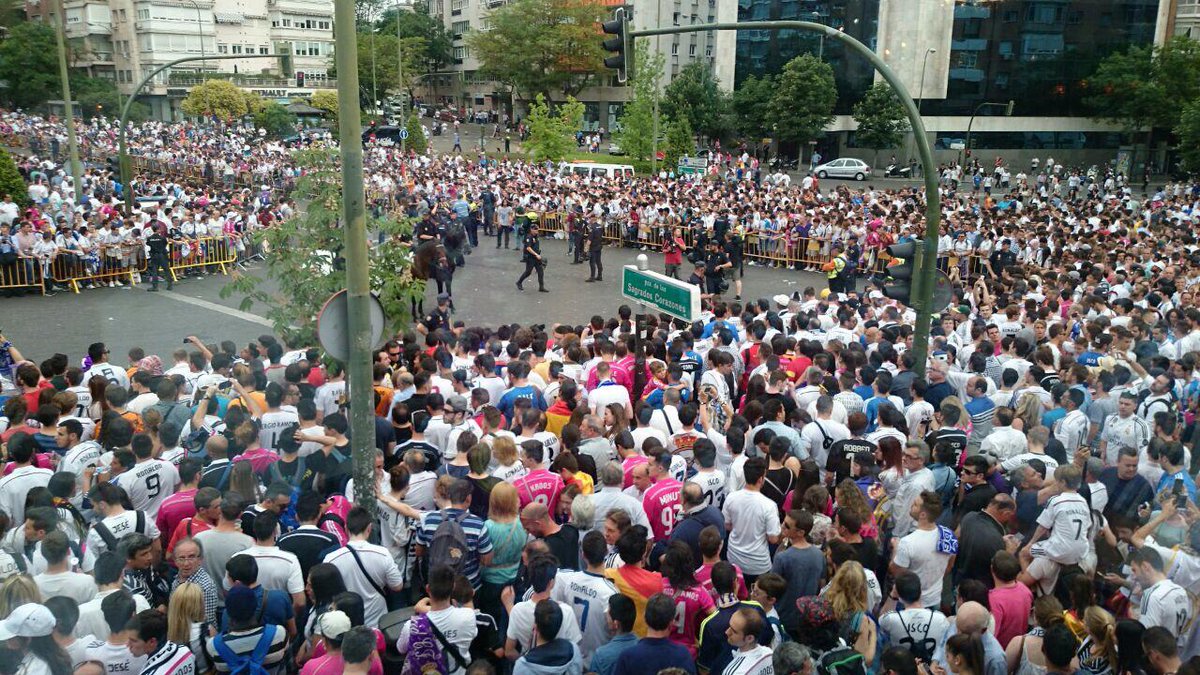 carrusel's tweet photo. ¡Miles de aficionados blancos en la Plaza de los Sagrados Corazones de Madrid esperando al equipo! vía @javiherraez http://t.co/cnzgiXuYfR