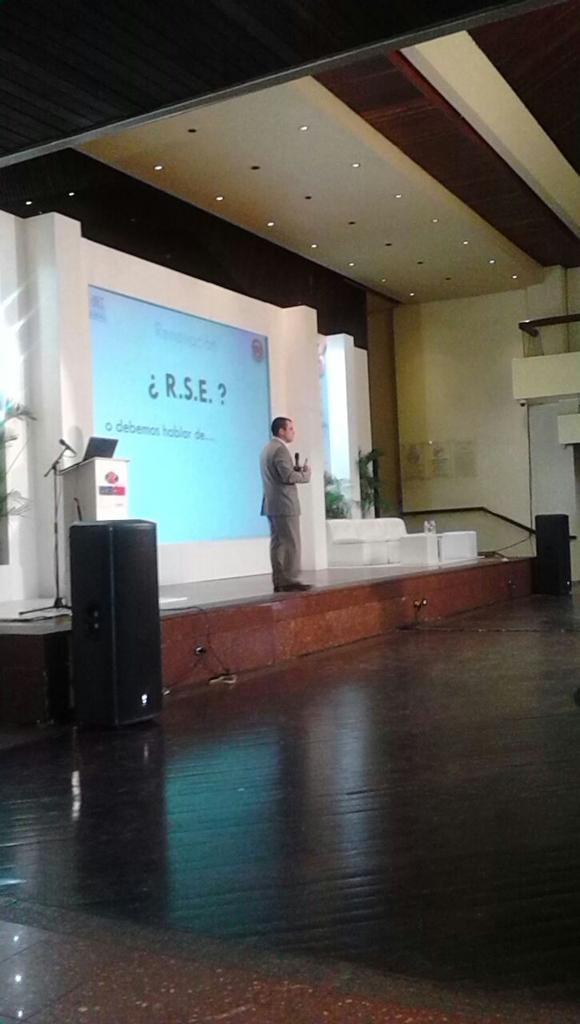 AlianzaSocial's tweet photo. ¿Qué tal si lea digo que llevemos la RSE a la responsabilidad social personal? - @AndresSimonG en #PSoc2015 http://t.co/iBY6wyCVB3