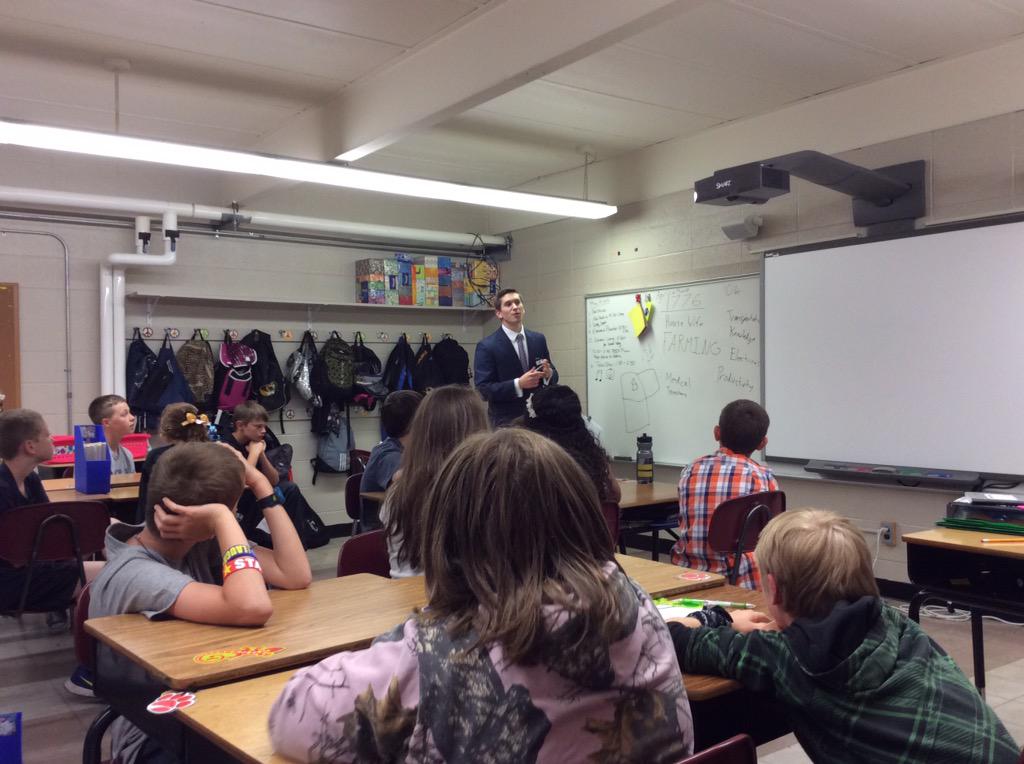 Rachelhowe52's tweet photo. Visitor from the Federal Reserve talking to our 5th graders about economics! #essdexcels @WV_ESSD40 http://t.co/luIxoPWYdM