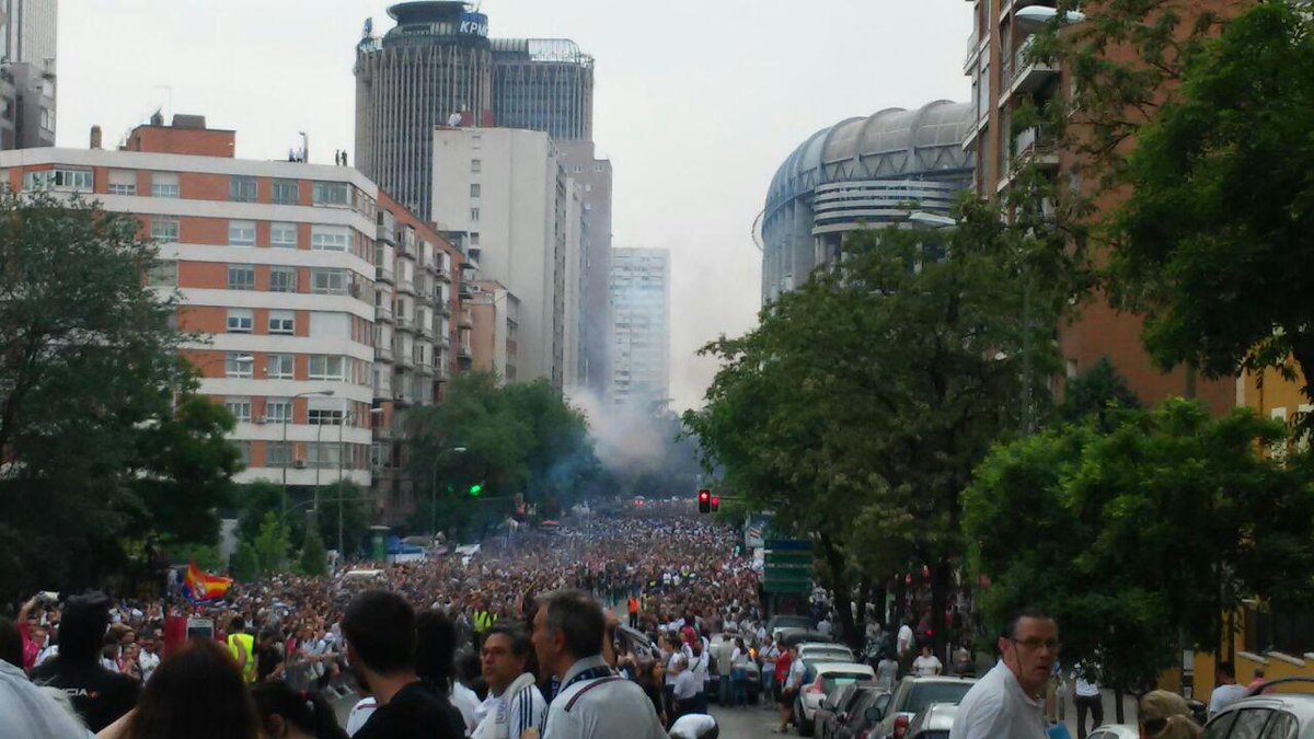 marca's tweet photo. El autobús ya ha dejado a los jugadores en el Santiago Bernabéu. Así están los aledaños de Chamartín  #Champions http://t.co/OdIiYnR930