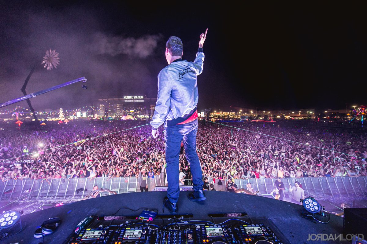 tiesto's tweet photo. NYC! Are you ready to party with me at #EDCNY!? #DoYouEDC http://t.co/GLNg9rMTUq http://t.co/Egn2yfkt5C