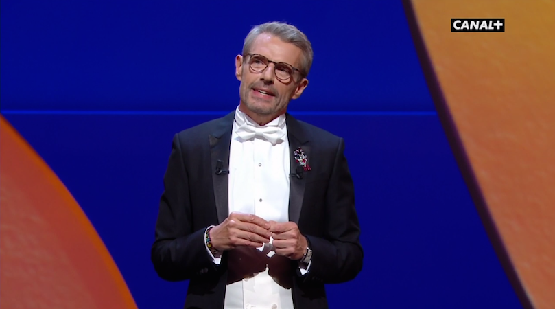 Le maître de cérémonie s'adresse aux femmes : "Maintenant, il n'y a plus à baisser la tête" #Cannes2015