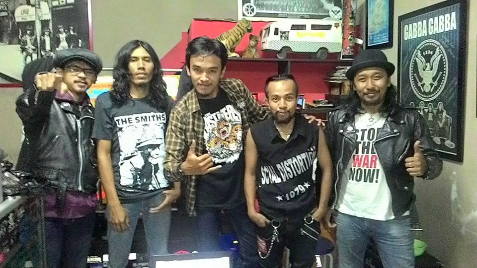 Live Interview On Air with @irsnetwork DONE !
Sampai jumpa hari Sabtu tgl 16 Mei di Classic Rock Cafe
HTM 30k