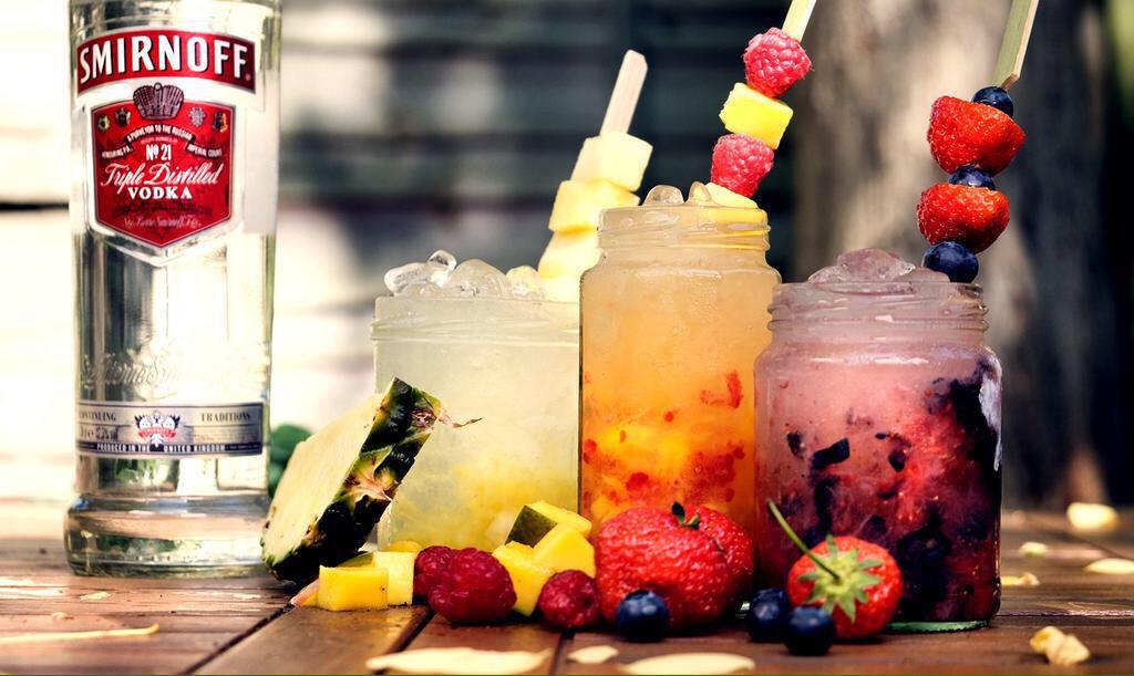 SmirnoffPort's tweet photo. Happy Cocktail Day! How are you spending your day? Add some gold to it!  #Classof21 http://t.co/LTQ4VZIVKJ