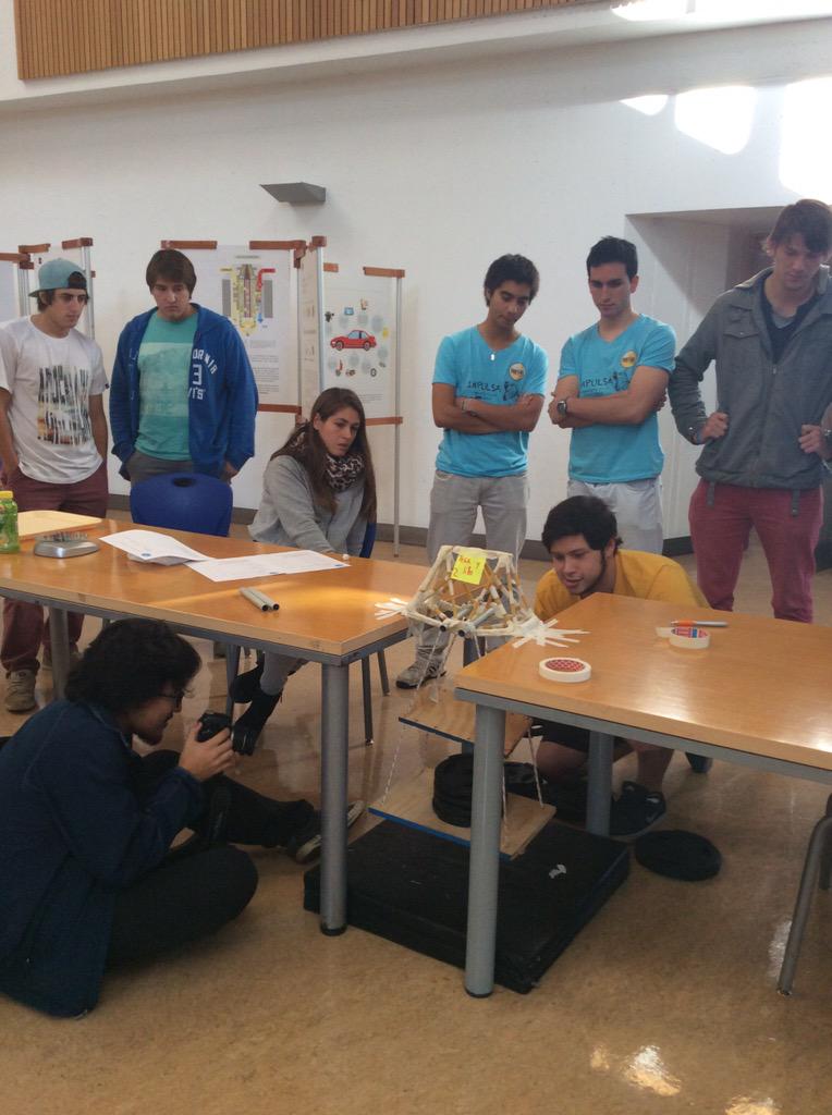 UAI_VINA's tweet photo. Alumnos de @ingenieriaUAI @ceic_uai celebran Día de la Ingeniería con el Desafío de Ingeniería ahora en el Hall del A http://t.co/1u0n9rhvMW