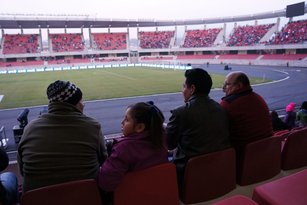 LaPortada_LS's tweet photo. ¡La familia ya volvió a #LaPortada! Estamos a solo minutos del inicio de la fiesta de reapertura. http://t.co/ZQuH6xHFof